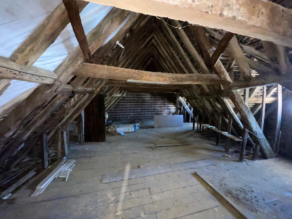 Lot: 51 - ATTRACTIVE PERIOD BUILDING IN TOWN CENTRE - Attic